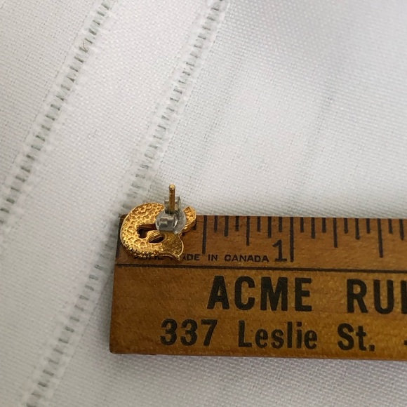 Vtg Red and Green Enamel Wreath Earrings - Picture 8 of 9